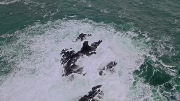 Die erstaunliche küste am hafen zwischen ardara und glencolumbkille in county donegal - irland — Stockvideo