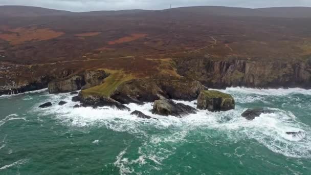 Den fantastiska kustlinjen i Port mellan Ardara och Glencolumbkille i grevskapet Donegal - Irland — Stockvideo