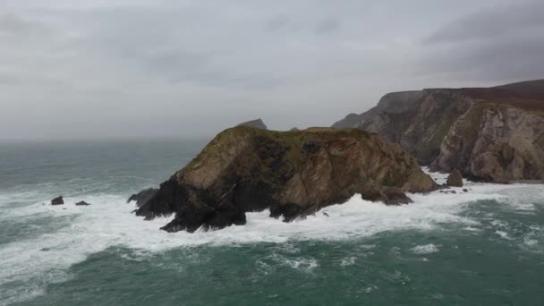 The amazing coastline at Port between Ardara and Glencolumbkille in County Donegal - Ireland — Stock Video