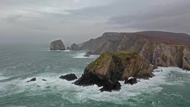 Ardara ve Glencolumbkille arasındaki inanılmaz sahil şeridi County Donegal - İrlanda — Stok video