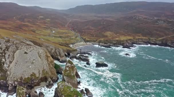 De verbazingwekkende kustlijn in Port tussen Ardara en Glencolumbkille in county Donegal - Ierland — Stockvideo