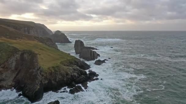Дивовижна берегова лінія в порту між Ардарою і Гленколлє (графство Донегол, Ірландія). — стокове відео