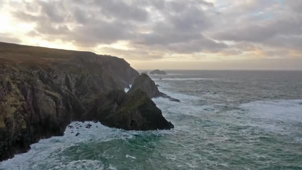 Niesamowite wybrzeże w Port między Ardara i Glencolumbkille w hrabstwie Donegal - Irlandia — Wideo stockowe