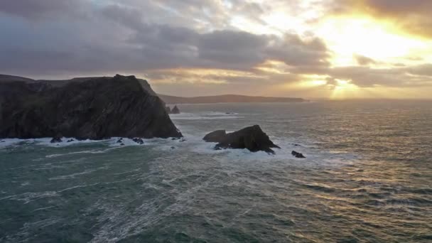 Die erstaunliche küste am hafen zwischen ardara und glencolumbkille in county donegal - irland — Stockvideo