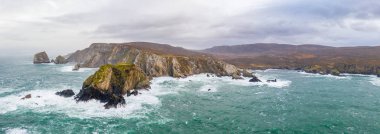 Ardara ve Glencolumbkille arasındaki inanılmaz sahil şeridi County Donegal - İrlanda