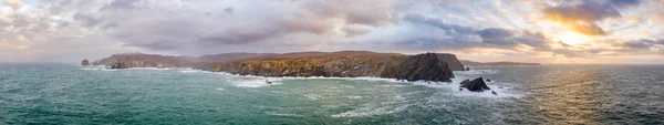 De verbazingwekkende kustlijn in Port tussen Ardara en Glencolumbkille in county Donegal - Ierland — Stockfoto