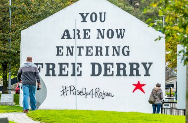 Derry, Kuzey İrlanda - 12 Ekim 2019: Özgür Derry 'ye giren adam