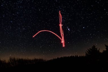 Fonda yıldızlar olan İrlanda turba bataklığının üzerinde İHA ışığı boyası