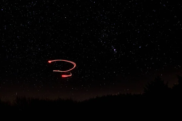 Drone peinture légère sur tourbière irlandaise avec des étoiles en arrière-plan — Photo