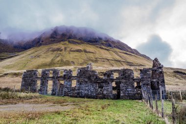 County Leitrim, İrlanda 'daki Gleniff At Nalı' ndaki terk edilmiş eski okul.
