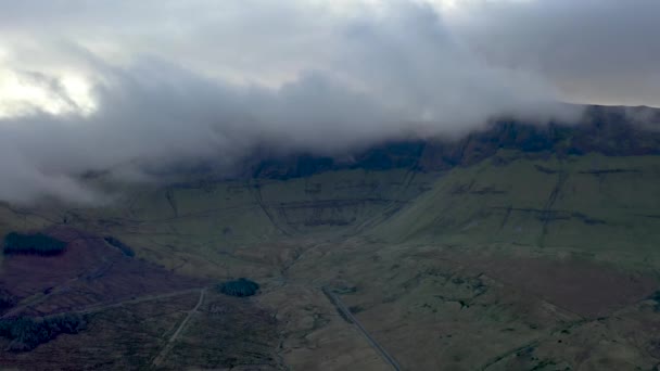 Die dramitischen berge rund um die gleniff hufeisenfahrt in county sligo - irland — Stockvideo