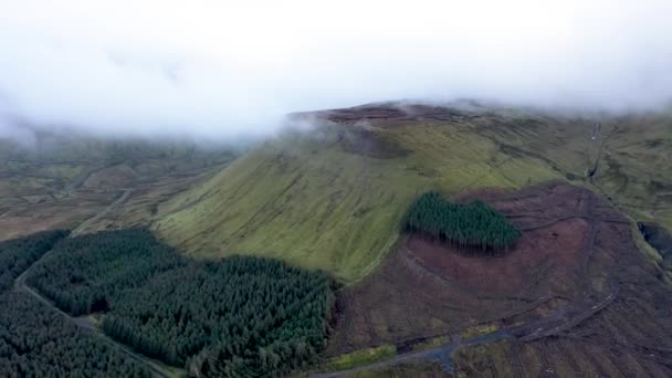 Les montagnes dramatiques entourant la promenade Gleniff Horseshoe dans le comté de Sligo - Irlande — Video