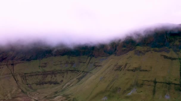 Les montagnes dramatiques entourant la promenade Gleniff Horseshoe dans le comté de Sligo - Irlande — Video