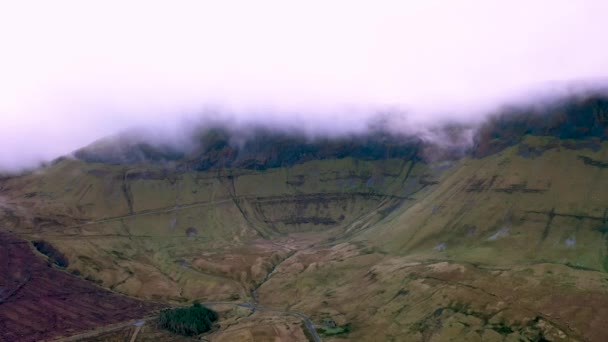 Les montagnes dramatiques entourant la promenade Gleniff Horseshoe dans le comté de Sligo - Irlande — Video