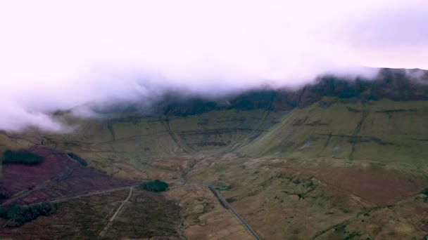 Las dramáticas montañas que rodean el Gleniff Horseshoe drive en el Condado de Sligo - Irlanda — Vídeo de stock