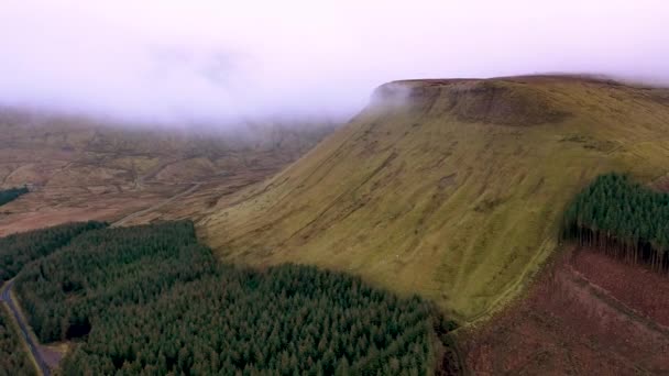 Le montagne dramitiche che circondano la Gleniff Horseshoe drive nella contea di Sligo - Irlanda — Video Stock