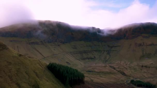 Les montagnes dramatiques entourant la promenade Gleniff Horseshoe dans le comté de Sligo - Irlande — Video