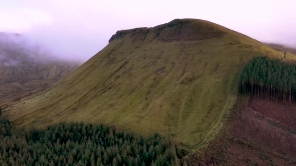 Le montagne dramitiche che circondano la Gleniff Horseshoe drive nella contea di Sligo - Irlanda — Video Stock