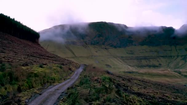 Τα δραματοποιημένα βουνά που περιβάλλουν τη διαδρομή Gleniff Horseshoe στο County Sligo - Ιρλανδία — Αρχείο Βίντεο