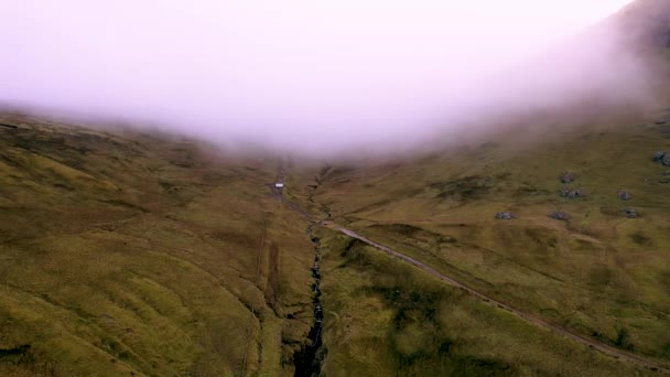 Dramatické hory obklopující Gleniff Horseshoe Drive v hrabství Sligo - Irsko — Stock video