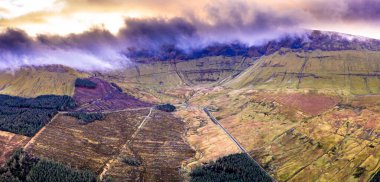Gleniff Nal Yolu 'nu çevreleyen dramatik dağlar County Sligo - İrlanda