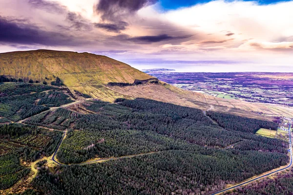 De dramitiska bergen kring Gleniff Horseshoe drive i grevskapet Sligo - Irland — Stockfoto