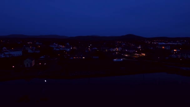 Luchtfoto van de skyline van Dungloe in county Donegal - Ierland — Stockvideo