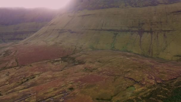 As montanhas dramáticas em torno da unidade Gleniff Horseshoe em County Sligo - Irlanda — Vídeo de Stock