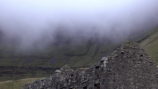 Den förfallna gamla skolan vid Gleniff Horseshoe i grevskapet Sligo - Irland — Stockvideo