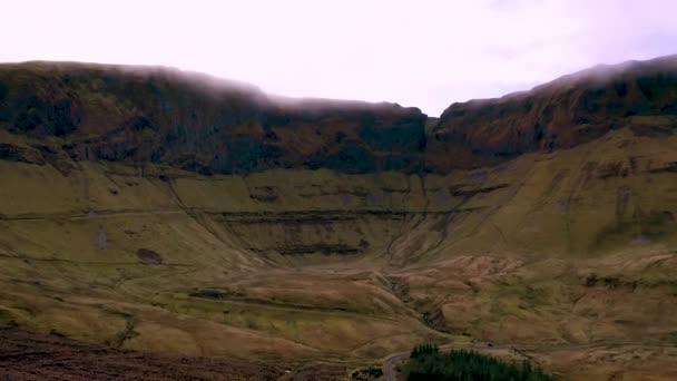 Les montagnes dramatiques entourant la promenade Gleniff Horseshoe dans le comté de Sligo - Irlande — Video