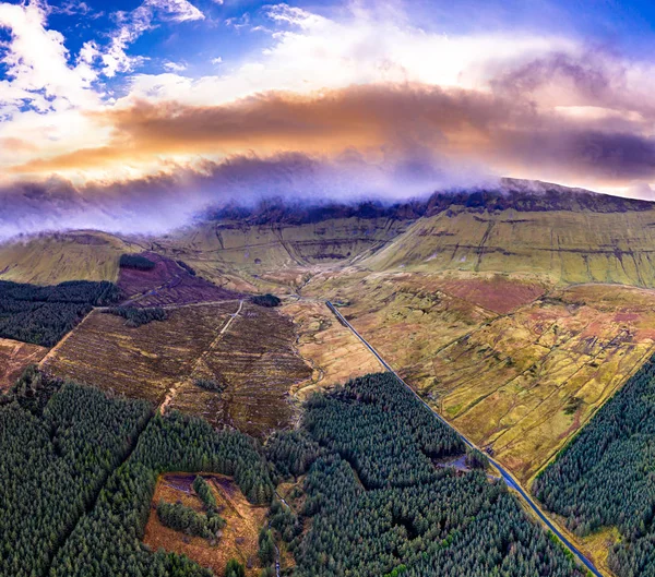 Le montagne dramitiche che circondano la Gleniff Horseshoe drive nella contea di Sligo - Irlanda — Foto Stock