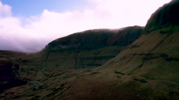 De dramitiska bergen kring Gleniff Horseshoe drive i grevskapet Sligo - Irland — Stockvideo