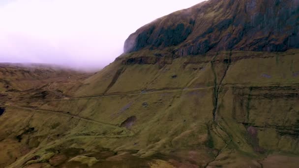 Τα δραματοποιημένα βουνά που περιβάλλουν τη διαδρομή Gleniff Horseshoe στο County Sligo - Ιρλανδία — Αρχείο Βίντεο