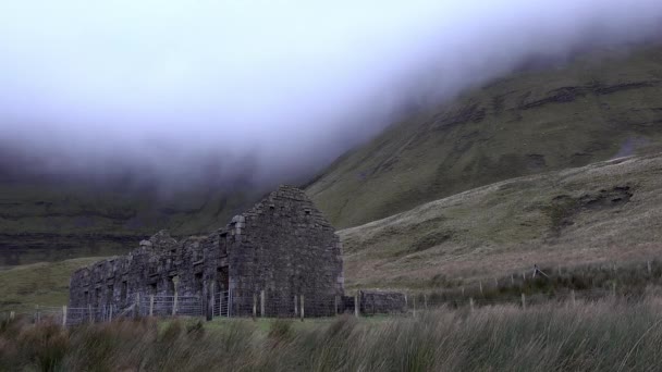 Az elhagyott régi iskola Gleniff Patkónál Sligo megyében - Írország — Stock videók