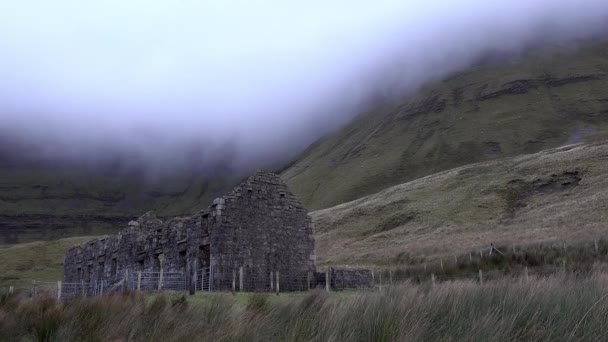 Den förfallna gamla skolan vid Gleniff Horseshoe i grevskapet Sligo - Irland — Stockvideo