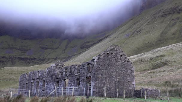 A velha escola abandonada em Gleniff Horseshoe em County Sligo - Irlanda — Vídeo de Stock