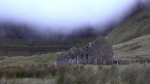 A velha escola abandonada em Gleniff Horseshoe em County Sligo - Irlanda — Vídeo de Stock