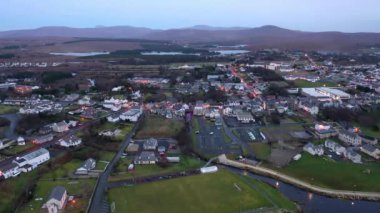 Donegal ilçesindeki Dungloe 'nun ufuk çizgisinin havadan görünüşü - İrlanda