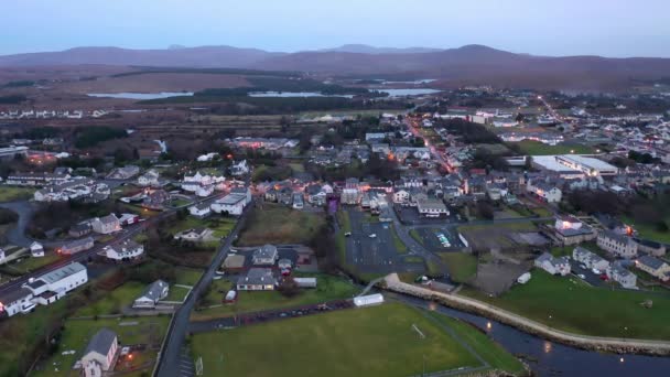 Donegal ilçesindeki Dungloe 'nun ufuk çizgisinin havadan görünüşü - İrlanda — Stok video