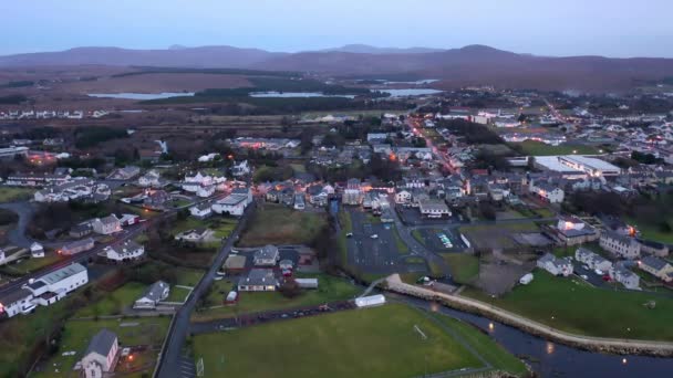 Vista aérea del horizonte de Dungloe en el Condado de Donegal - Irlanda — Vídeo de stock