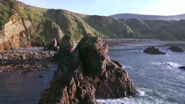 Vista aérea del horizonte de Dungloe en el Condado de Donegal - Irlanda — Vídeo de stock