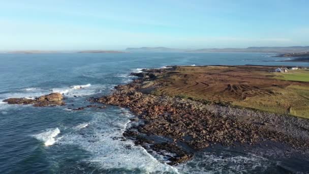 De kustlijn tussen Meenlaragh en Brinlack: Tra na gcloch in county Donegal - Ierland — Stockvideo