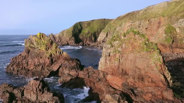 Luchtfoto van de skyline van Dungloe in county Donegal - Ierland — Stockvideo