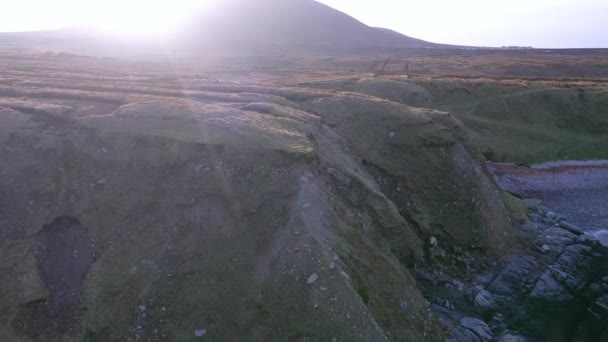 Pobřeží mezi městy Meenlaragh a Brinlack: Tra na gcloch v hrabství Donegal - Irsko — Stock video