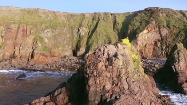 Vista aérea do horizonte de Dungloe no condado de Donegal - Irlanda — Vídeo de Stock