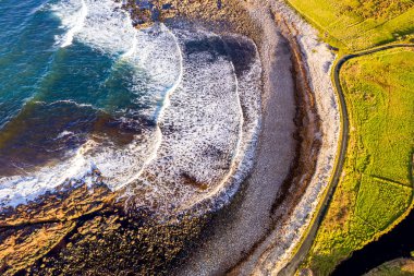 Meenlaragh ve Brinlack arasındaki kıyı şeridi County Donegal 'deki Tra na gcloch - İrlanda