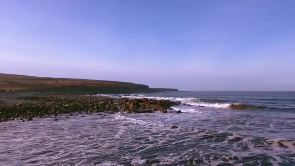 Берегова лінія між Медулахом і Бринлеком: Tra na gcloch в графстві Донегал (Ірландія). — стокове відео