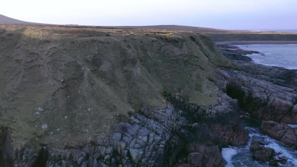 La costa tra Meenlaragh e Brinlack: Tra na gCloch nella contea di Donegal - Irlanda — Video Stock