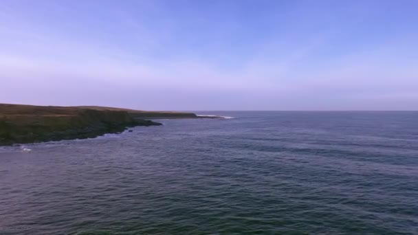 De kustlijn tussen Meenlaragh en Brinlack: Tra na gcloch in county Donegal - Ierland — Stockvideo