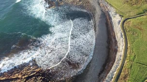 La costa tra Meenlaragh e Brinlack: Tra na gCloch nella contea di Donegal - Irlanda — Video Stock